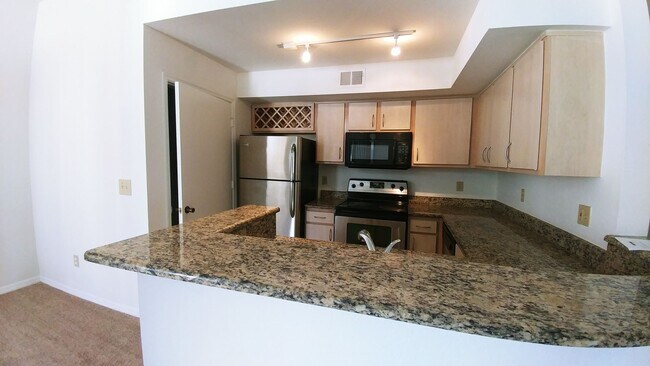 Building Photo - 3rd floor 2bed 2 bath on golf course
