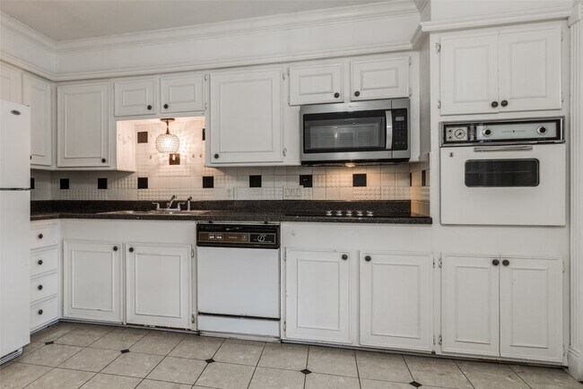 Building Photo - 7225 Beechnut St