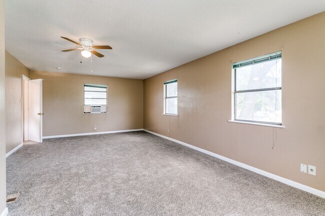 Building Photo - Renovated House in Irving • Great Location