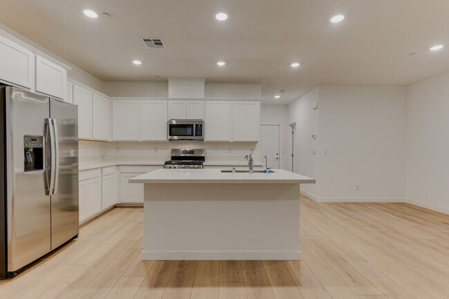 Building Photo - Modern Townhome Living in Henderson’s Historic Water District!