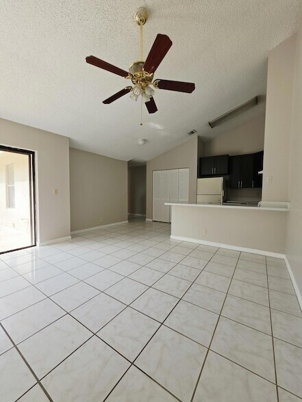 Building Photo - 1157 Hyacinth Pl