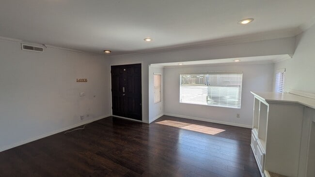 Building Photo - Excellent Location in Mira Mesa!