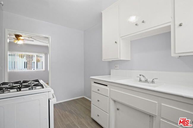 Building Photo - 115 N Oak St