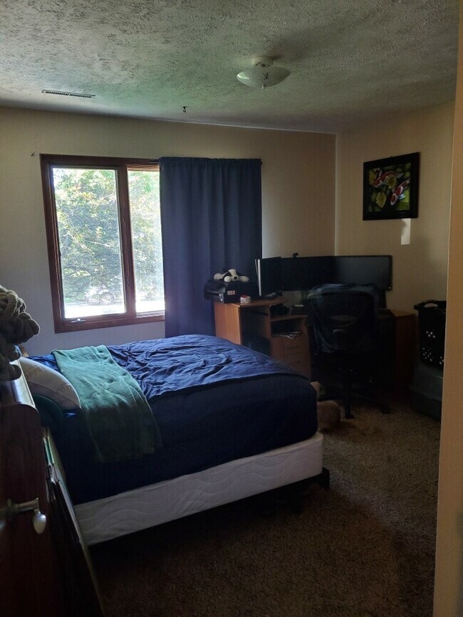 Building Photo - Ken Maril