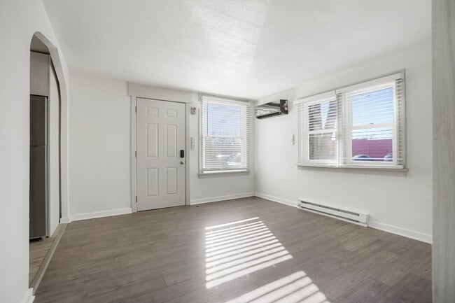 Building Photo - Updated 1 bed with flex space and yard