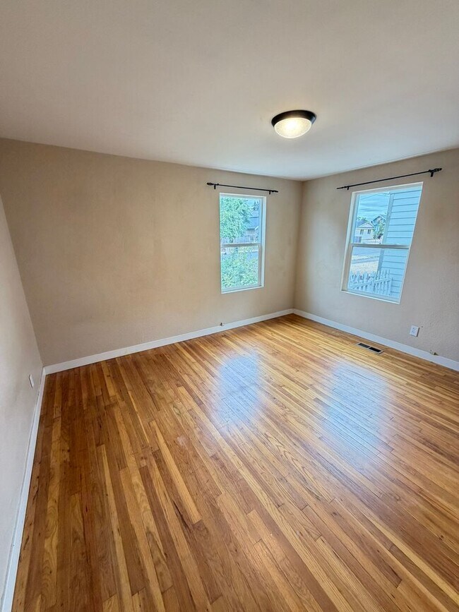 Building Photo - 480 W Ash St