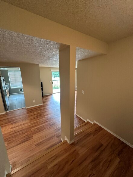 Building Photo - 4641 W Lake Sammamish Pky SE