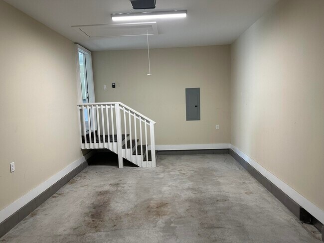 Building Photo - 605 3rd St