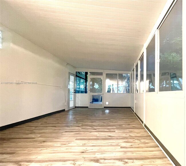 Building Photo - 500 NE 27th Dr