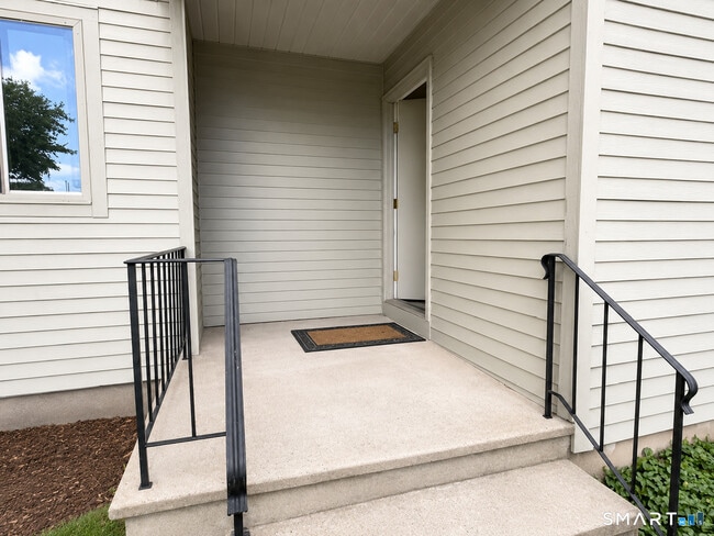Building Photo - 501 Summer Hill Dr