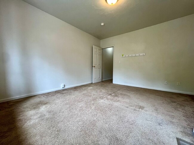Building Photo - Lovely Two Bedroom Townhome with Hardwood Floors throughout! Washer & Dryer Provided!