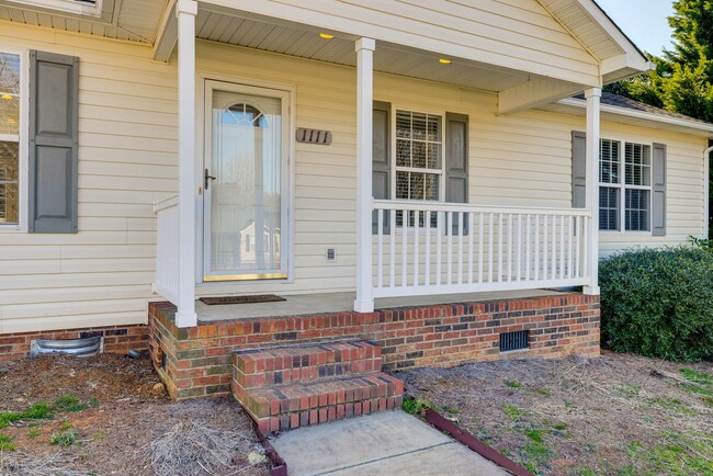 Building Photo - Nicely updated and well-maintained 3 bedro...