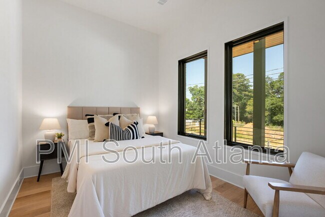 Building Photo - 194 E Lake Terrace SE