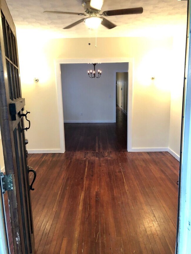 Building Photo - 2BD/1BA in the heart of Uptown