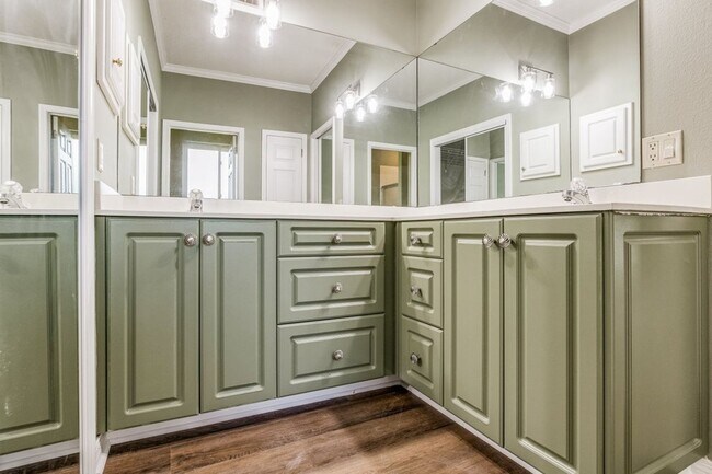 Building Photo - Great Home in the Tiger Point community of Champions Green!