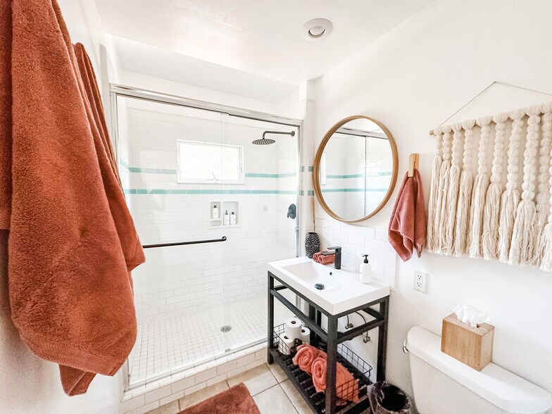 Large walk in shower - 5025 College View Ave