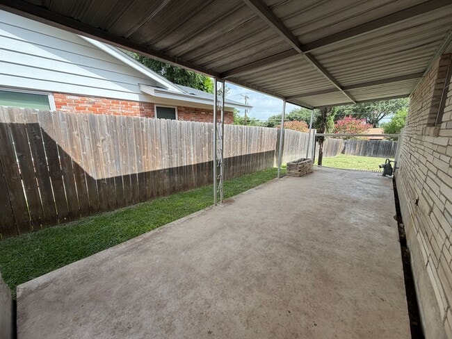Building Photo - Spacious 3-Bedroom Home in a Great Neighborhood