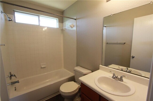 Building Photo - 122 Bayliss St