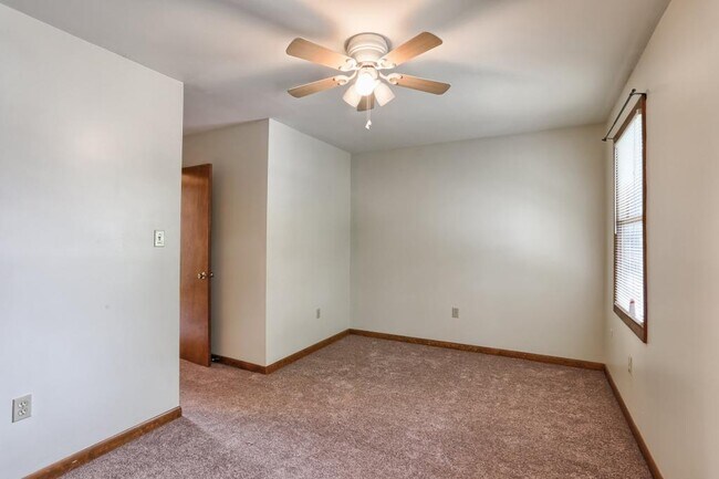Building Photo - 32 Forest Cir
