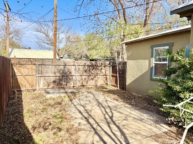 Building Photo - 2 Bedroom, 2 Bathroom: Stylish Living, Smart Budget, Zero Compromises!