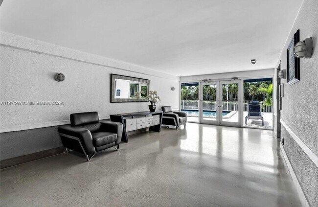 Building Photo - 1740 NW N River Dr