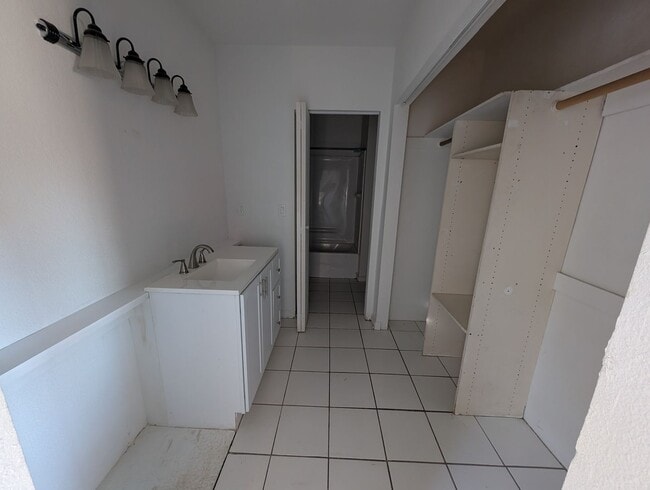 Building Photo - Two Bedroom House Downtown near Shasta High School