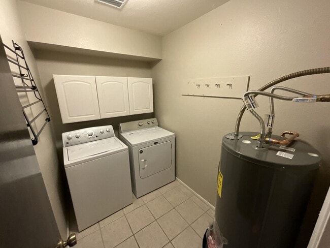 Building Photo - 3229 S Fairfield Dr