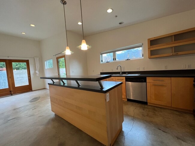 Building Photo - Super Sweet, Modern Style Back House