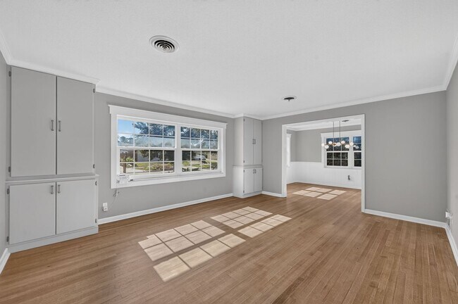 Building Photo - 677 Selkirk Dr