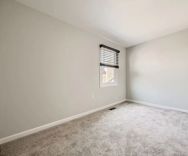 Building Photo - 827 S Charles St