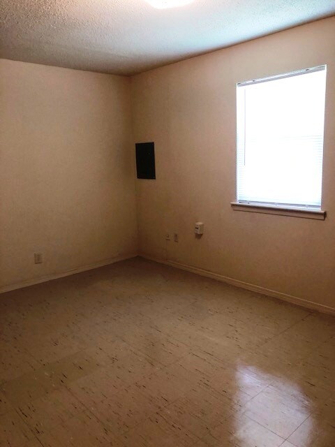 Building Photo - 1201 W 1st St