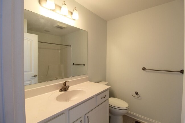 Building Photo - 3 Bedroom 2.5 Townhome Available Now!