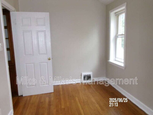Building Photo - 1202 W Hope Ave