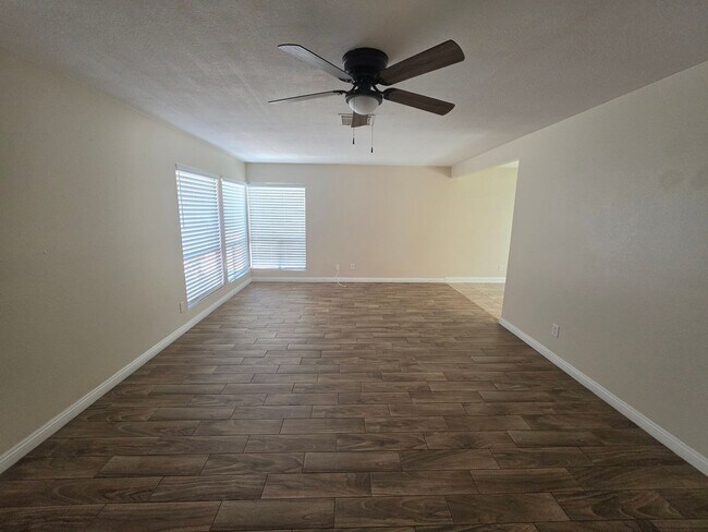 Building Photo - Two Bedroom Two Bathroom Duplex in Hemet!