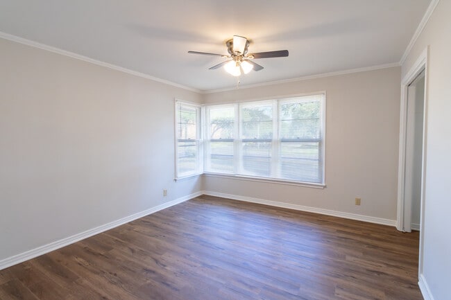 Building Photo - 2400 Hampstead Ln
