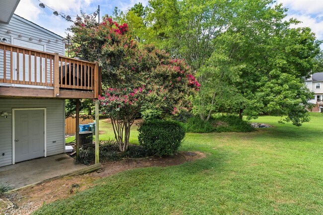 Building Photo - Spacious 3-Level Townhome Minutes from Dow...