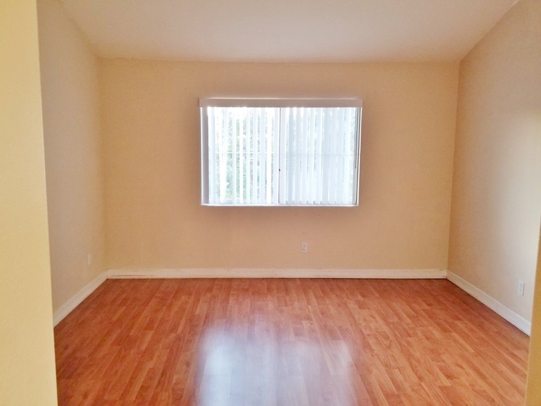 Master's room w/vaulted ceiling - 317 W Summerfield Cir