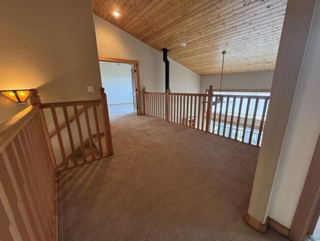 Building Photo - West Side location with amazing mountain views