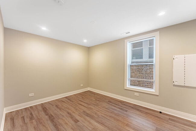 Building Photo - 4937 N Albany Ave