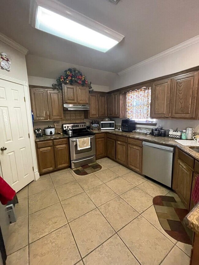 Building Photo - 7009 Stonegate Dr