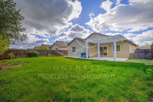 Building Photo - Beautifully maintained and modern 4-bedroom, 2-bathroom