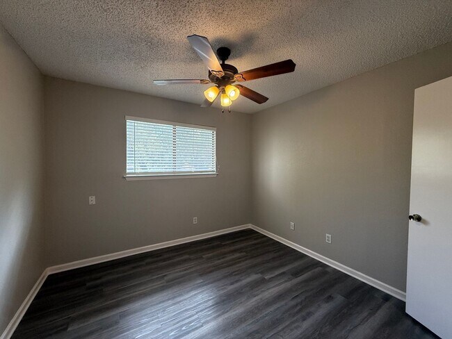 Building Photo - 7001 Winedale Dr
