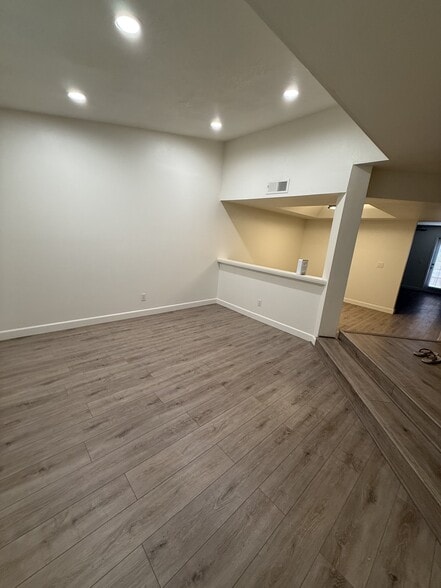 Building Photo - 170 E Guadalupe Rd