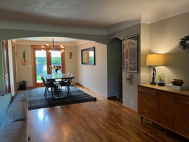 Building Photo - Beautiful custom 3 bedroom 2 bath house in...