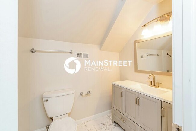 Building Photo - 3 Bedroom Pet-Friendly Home in KNOXVILLE, TN with Main Street Renewal