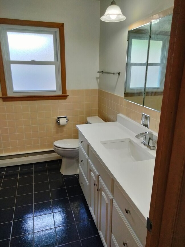 Building Photo - 904 S Edward St