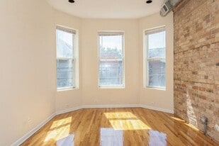 Building Photo - 2450 N Southport Ave