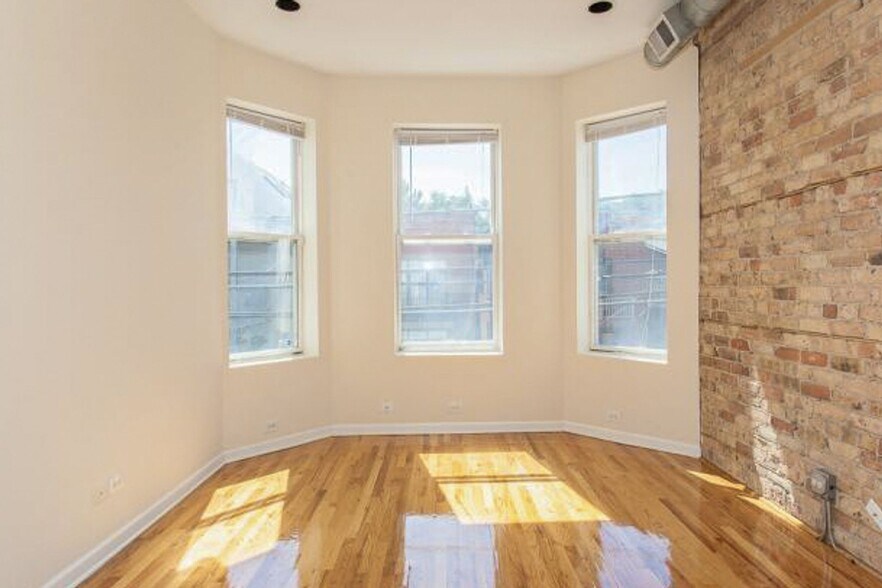 Primary Photo - 2450 N Southport Ave