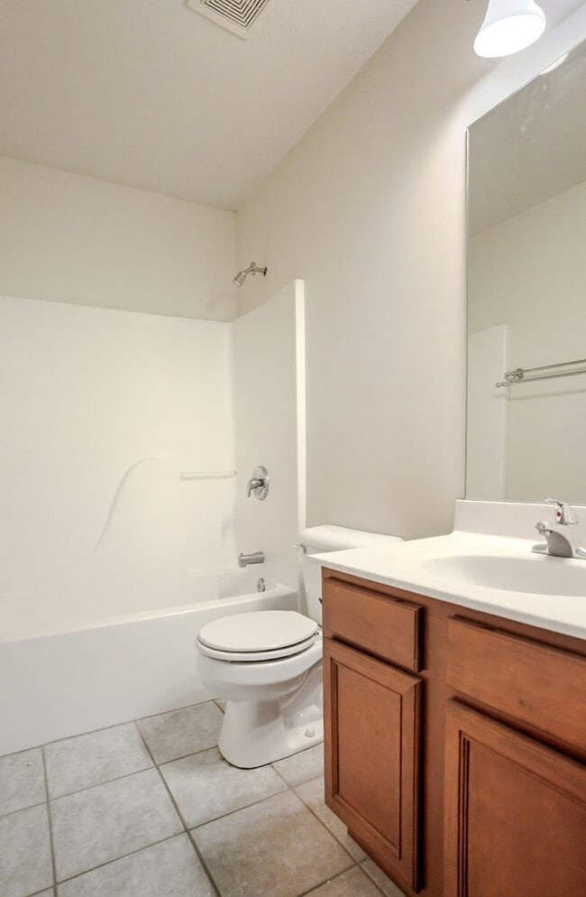 Building Photo - Three Bedroom/Two Bath/Fenced Yard/Community Pool