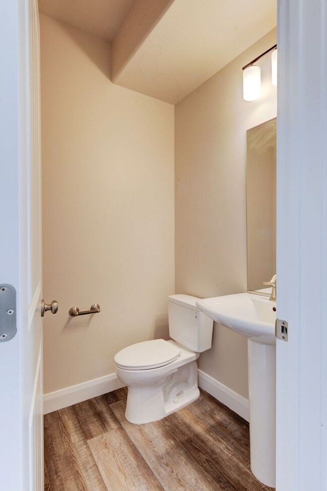 Building Photo - Like New 3 bedroom, 2.5 bathroom townhome ...